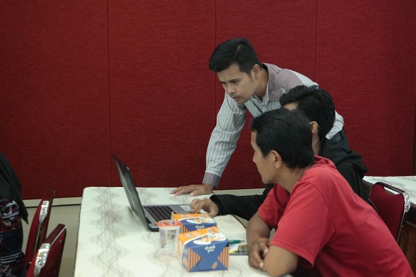 Pendekatan secara personal ke masing-masing peserta oleh AR yang bertugas