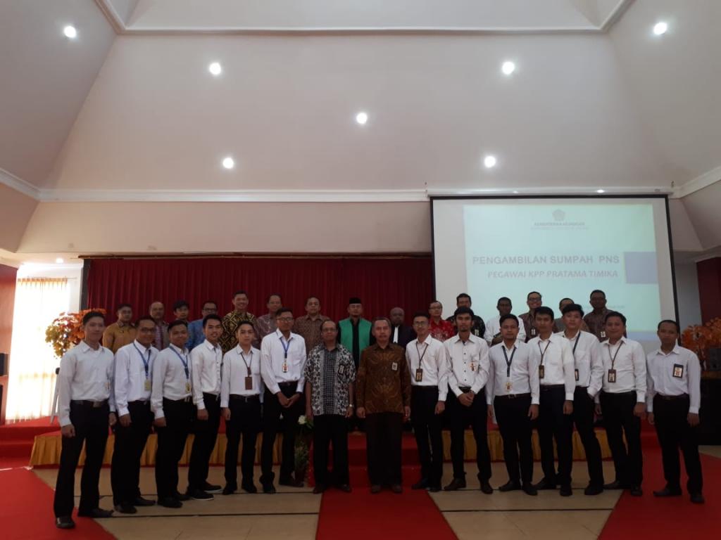 Kakanwil DJP PaMalu Mengabadikan Foto Bersama Pegawai KPP Pratama Timika