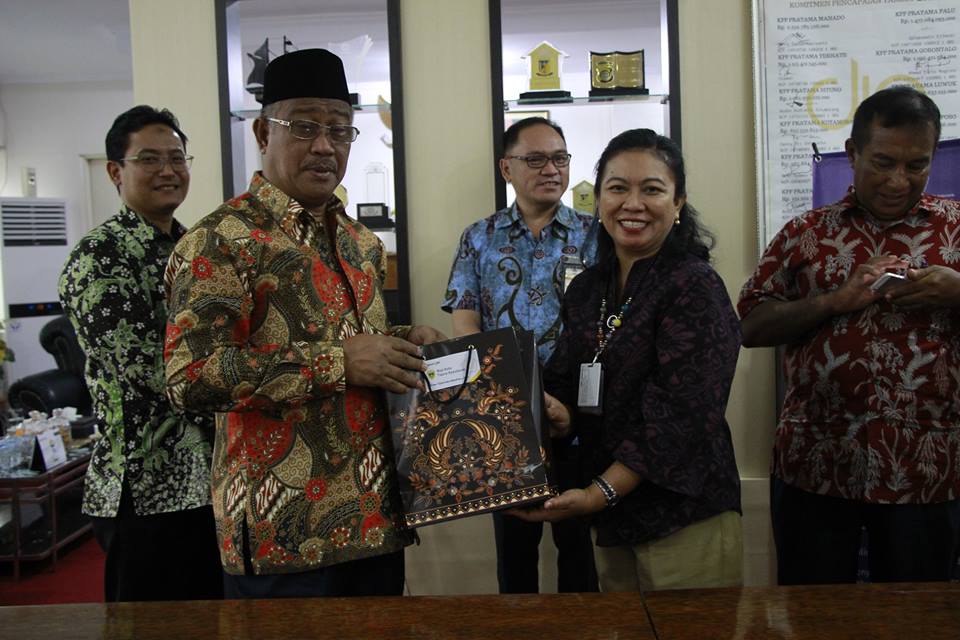 Kakanwil DJP Sulutenggomalut memberikan Cendera mata kepada Walikota Tidore