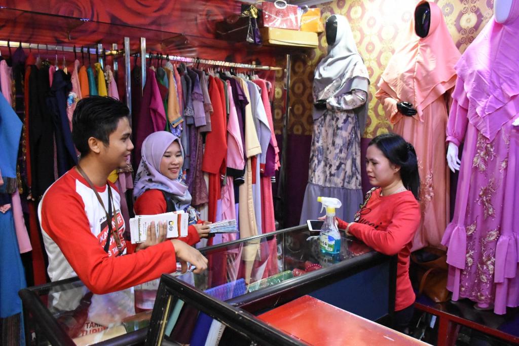 Pegawai KPP Tanjung Karang door to door membagi leaflet PP 23 dan souvenir