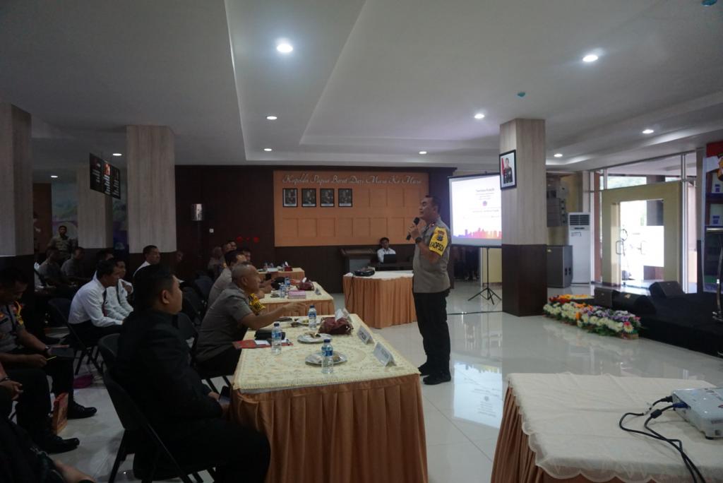 Kapolda Papua Barat memberikan sambutan dalam penyuluhan efiling