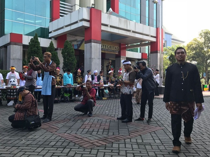 Para Peserta Memasak