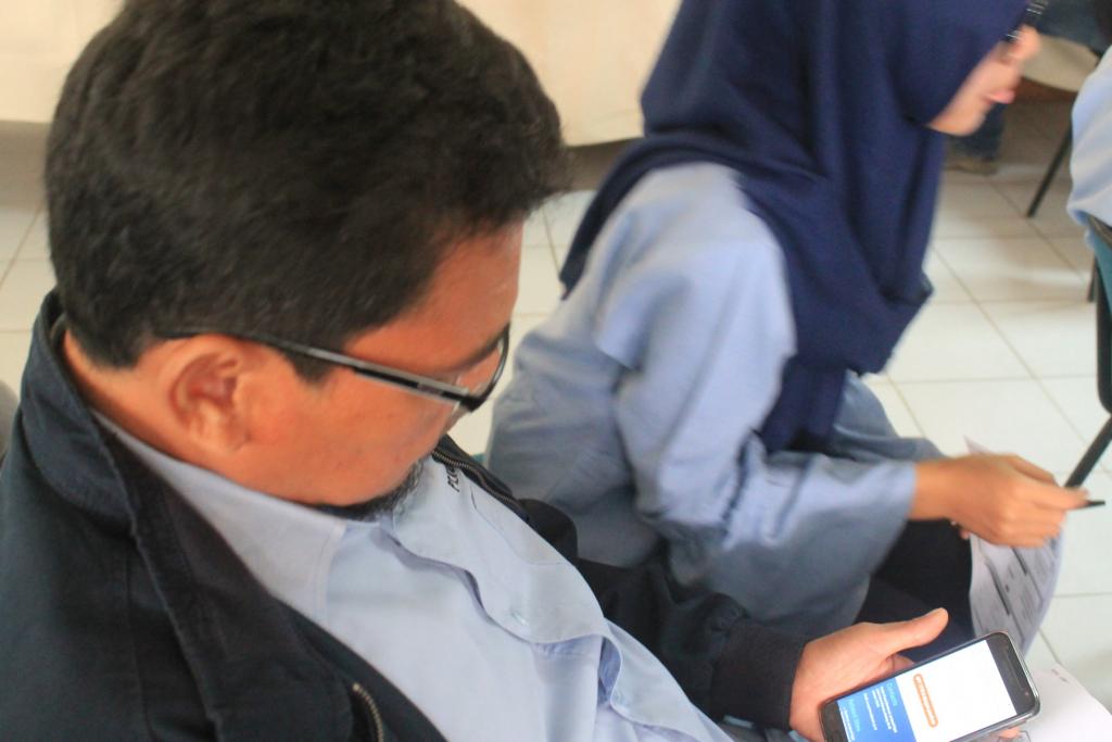 Karyawan KPC sedang mengisi SPT via e-filing