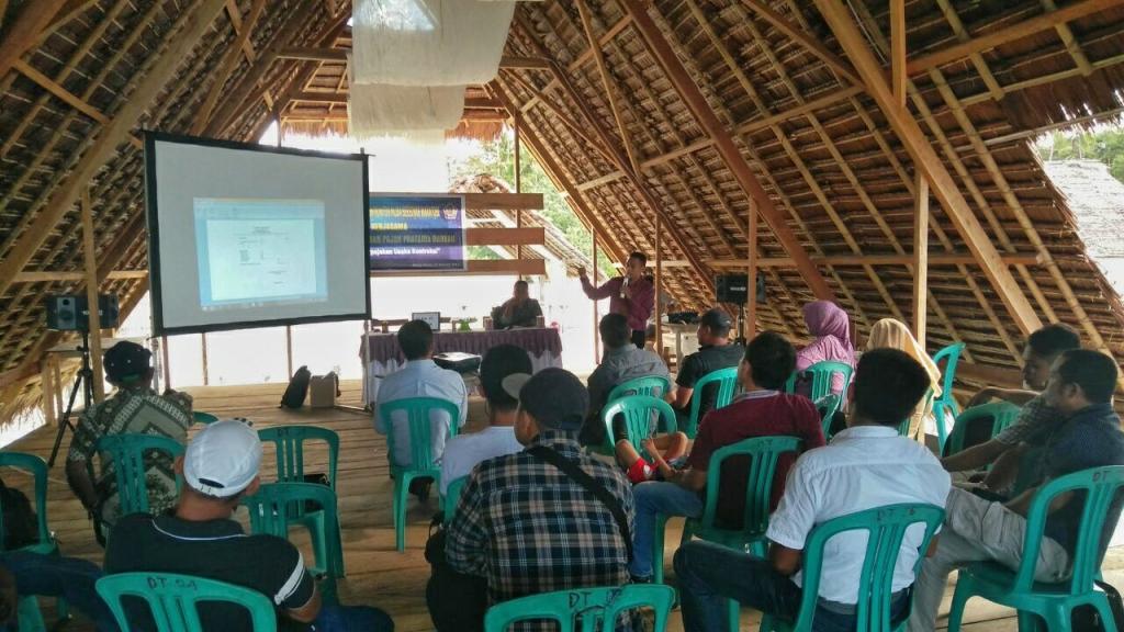 Narasumber dari KPP Pratama Baubau menyampaikan materi sosialisasi