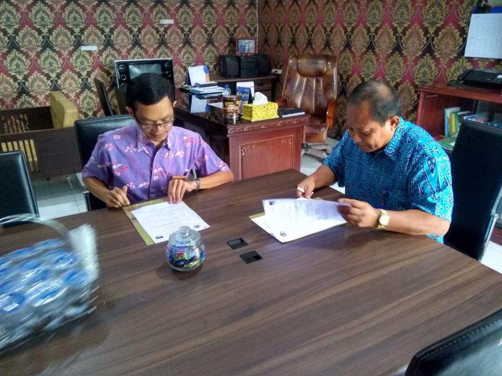 Kepala KPP Pratama Manokwari dan Kepala LPP RRI Manokwari melakukan penandatanganan MoU