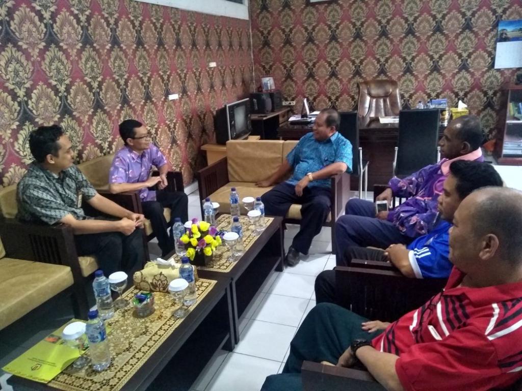 Kepala KPP Pratama Manokwari didampingi Kasie Waskon sedang berbincang dengan perwakilan LPP RRI Manokwari