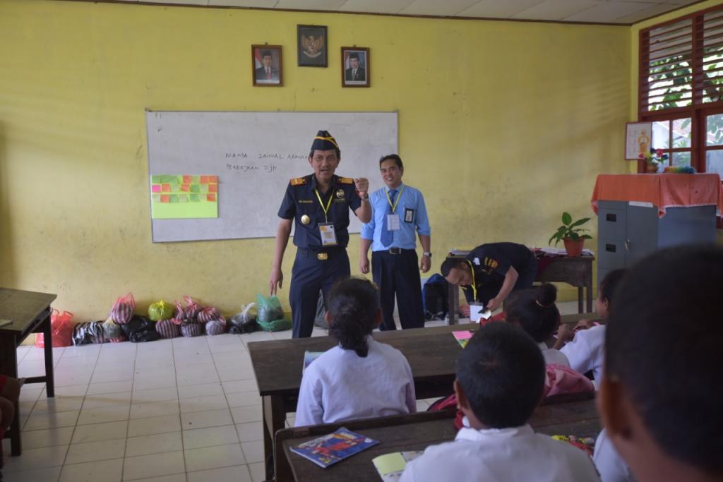 Kepala Kanwil Bea Cukai Khusus Papua Padmoyo Tri Wikanto Memberikan Semangat dan Inspirasi Kepada Anak-Anak
