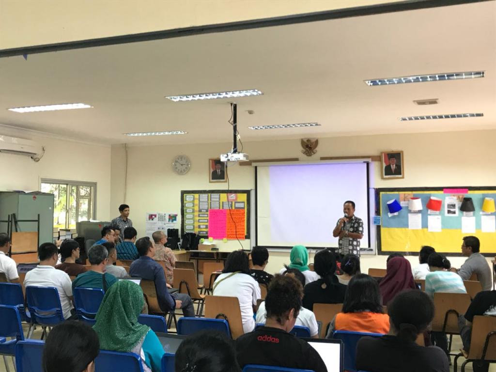 Kepala Seksi Ekstensifikasi dan Penyuluhan memberi materi e-filing kepada wajib pajak