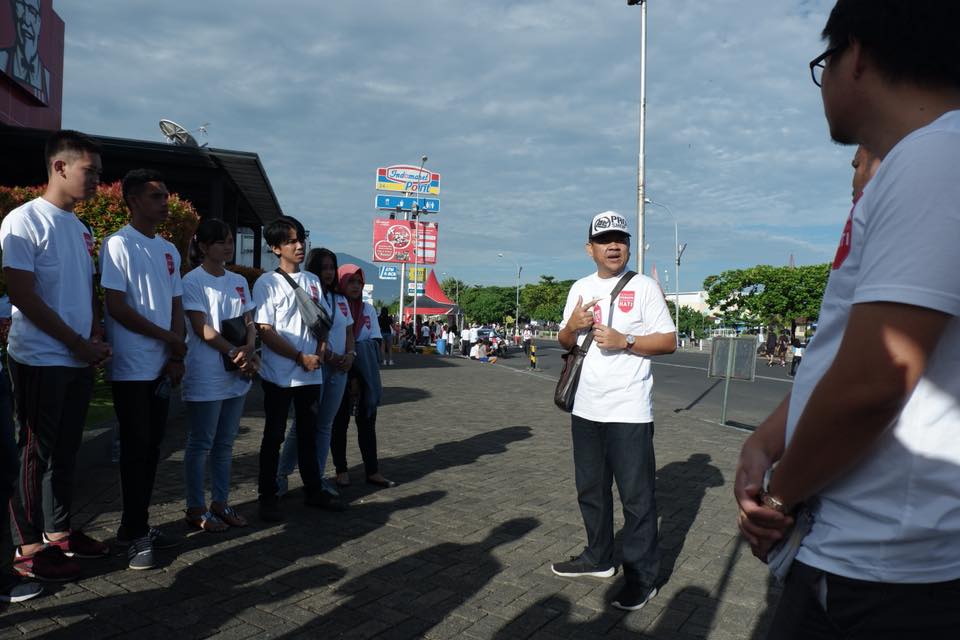 Kasi Kerjasama dan Humas melakukan briefing kepada para petugas yang akan membagikan leaflet