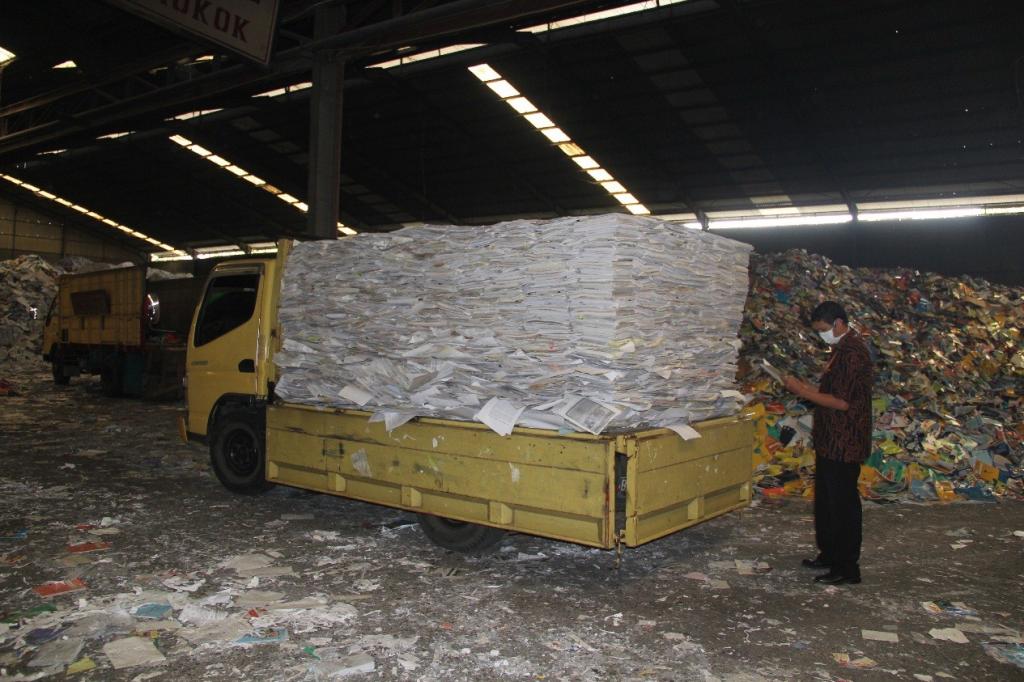 Kertas Arsip Dikeluarkan dari Truk Pengangkut untuk Dimusnahkan