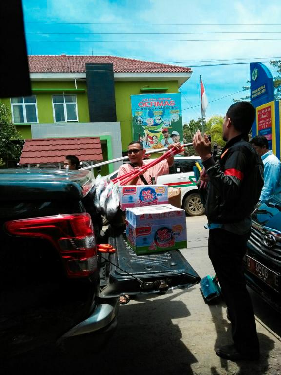 Proses penurunan bantuan yang akan disalurkan kepada korban banjir Brebes