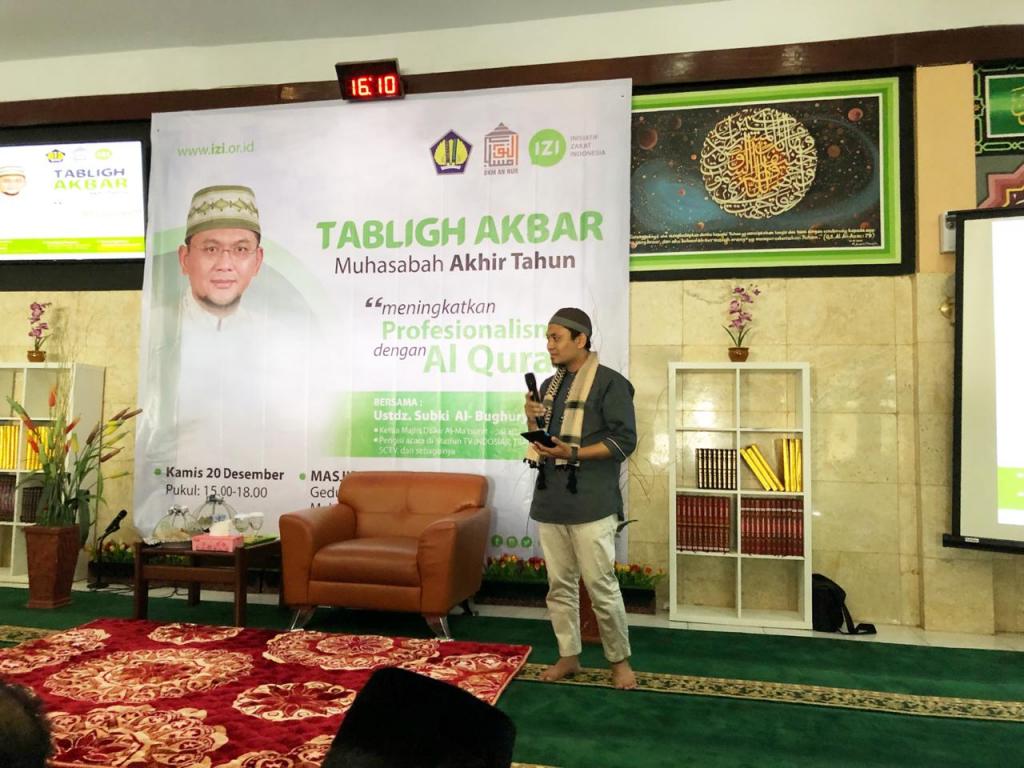MC Dari Inisiatif Zakat Indonesia Membuka Acara