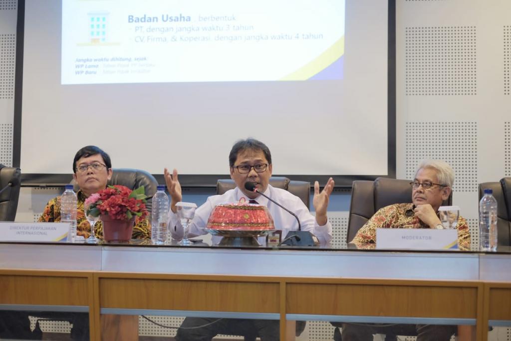 Kepala Bidang Humas Kanwil DJP Sulselbartra Menyampaikan Materi