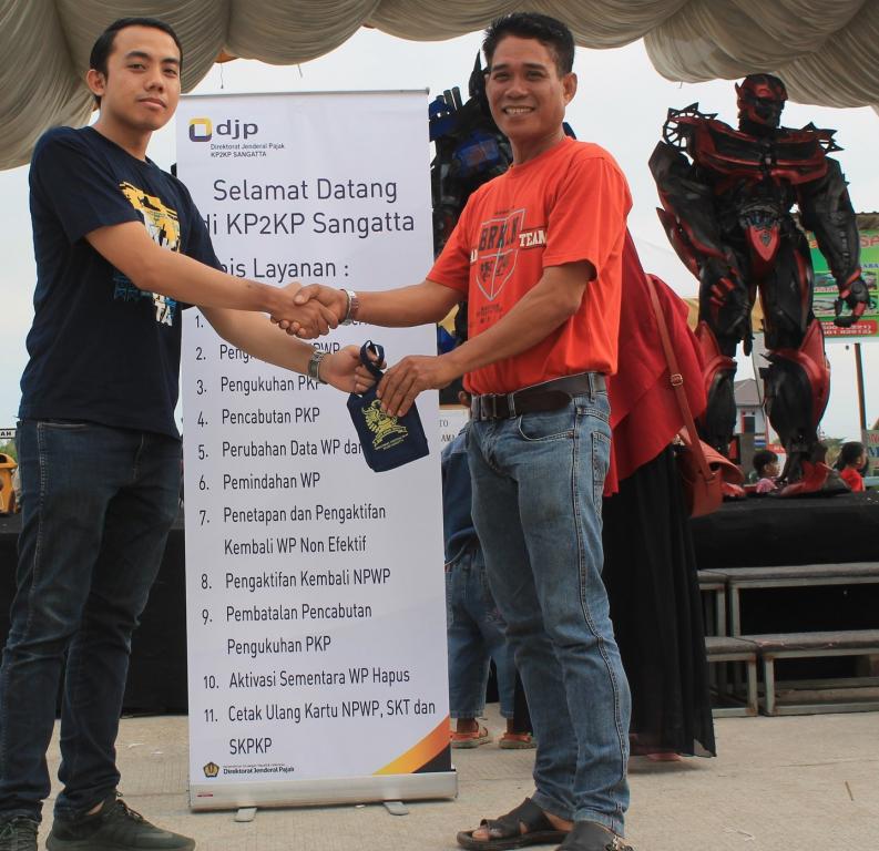 Memberikan souvenir kepada masyarakat yang berkonsultasi