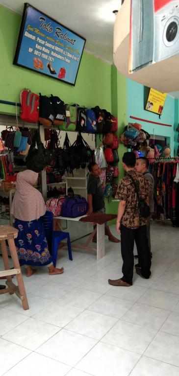 Menjelaskan langsung PP 23/2018 ke Pelaku Usaha UMKM Toko Pakaian di Maba