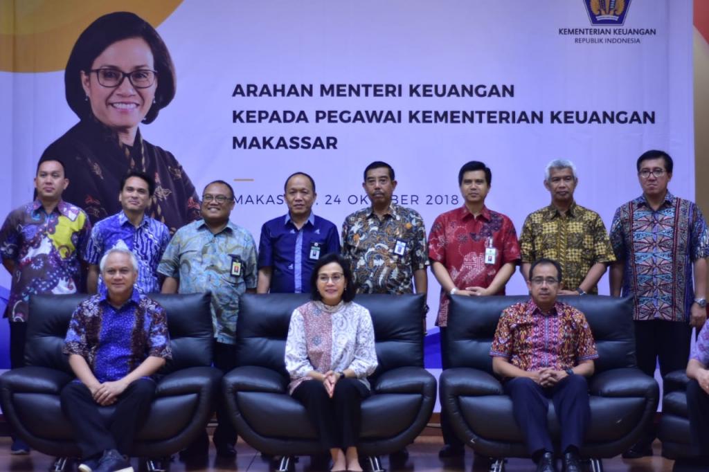 Sri Mulyani berfoto bersama para pejabat Kementerian Keuangan