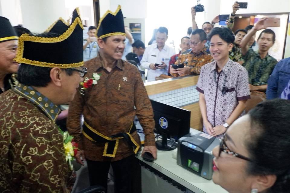 MenpanRB dan Menkumham berinteraksi dengan petugas loket pajak