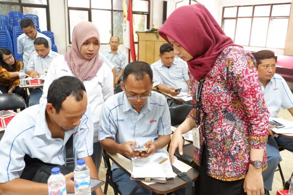 Fatimah Harwatiningsih memberikan panduan pengisian efiling