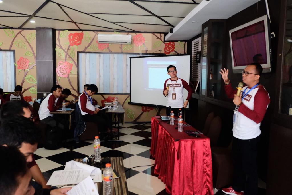 Narasumber melakukan diskusi bersama peserta lokakarya