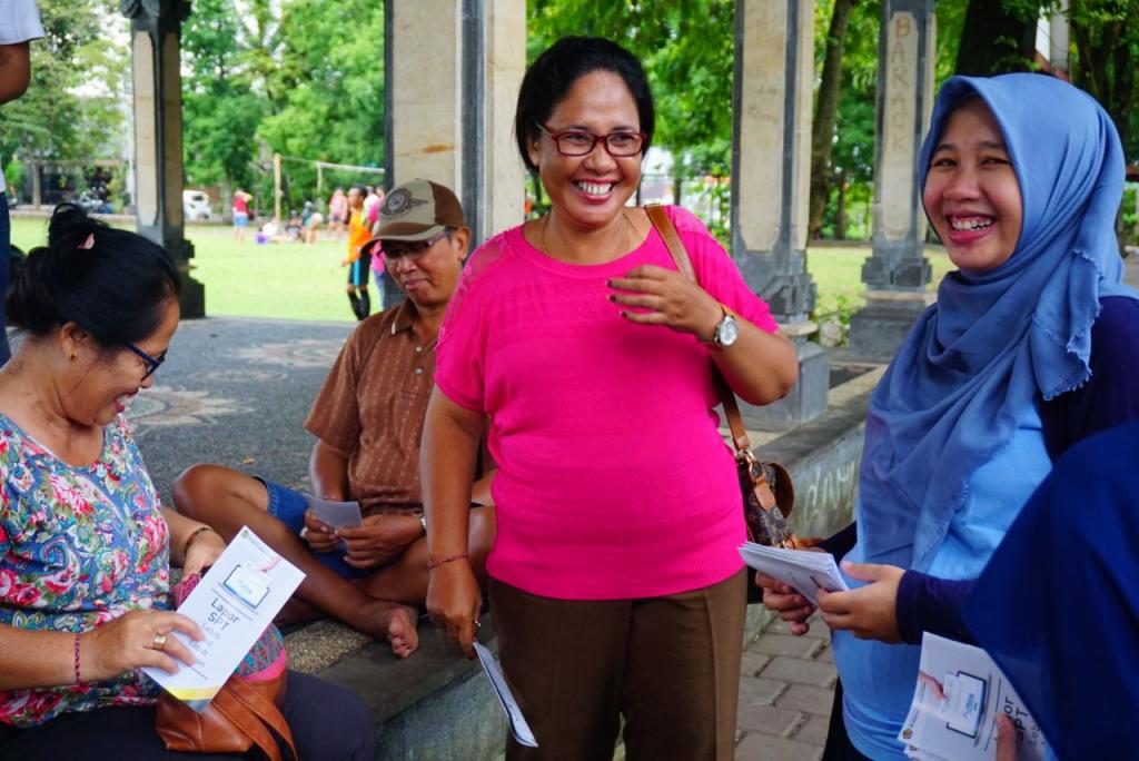 Warga menerima pamflet e-Filing