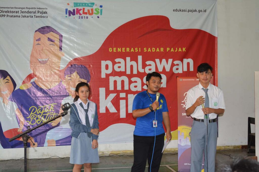 Pemateri berdialog dengan siswa SMA Chandra Naya Jakarta barat