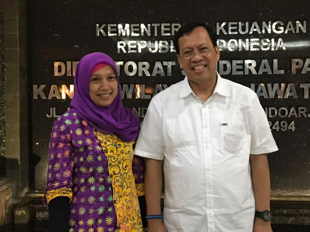 Nanik Triwahyuningsih berfoto bersama Dirjen Pajak