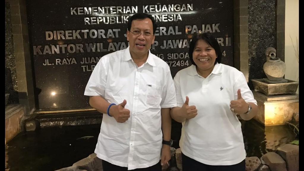 Nyoman Ayu Ningsih berfoto bersama Dirjen Pajak
