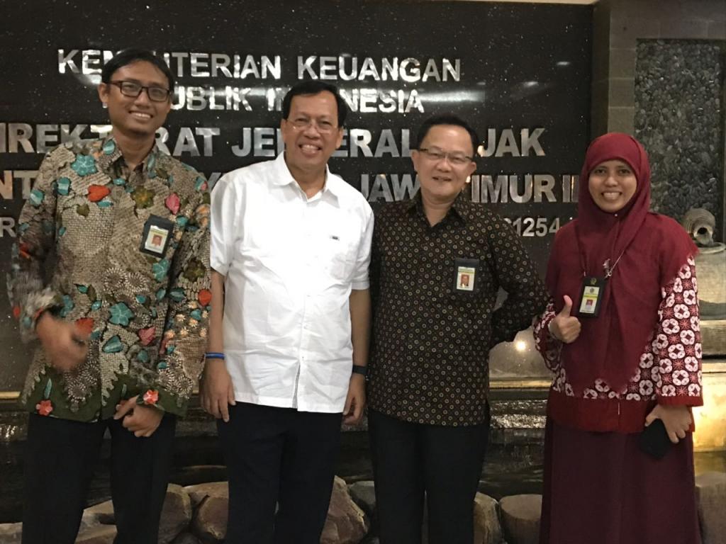 Hirda Nurtadianto berfoto bersama Dirjen Pajak