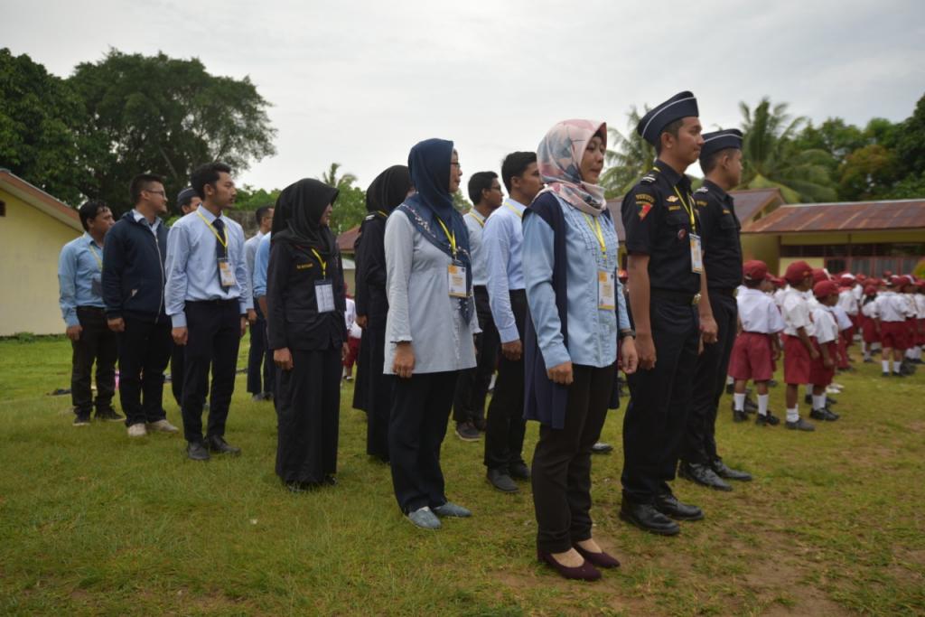 Para Relawan dan Panitia KM 3 Sorong Mengikuti Upacara Bendera