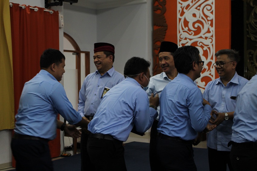 Para pegawai saling bersalam-salaman