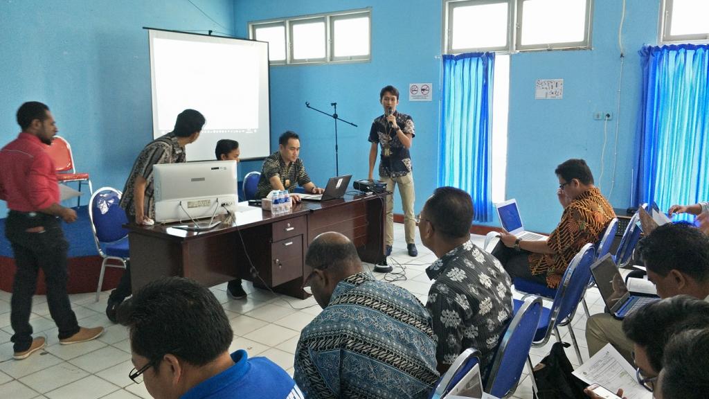 Pegawai KPP Pratama Timika Memberikan Pemaparan Materi Pelaporan SPT Elektronik