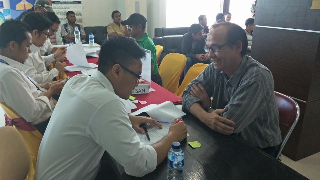 Pegawai melayani konsultasi atas SPT wajib pajak