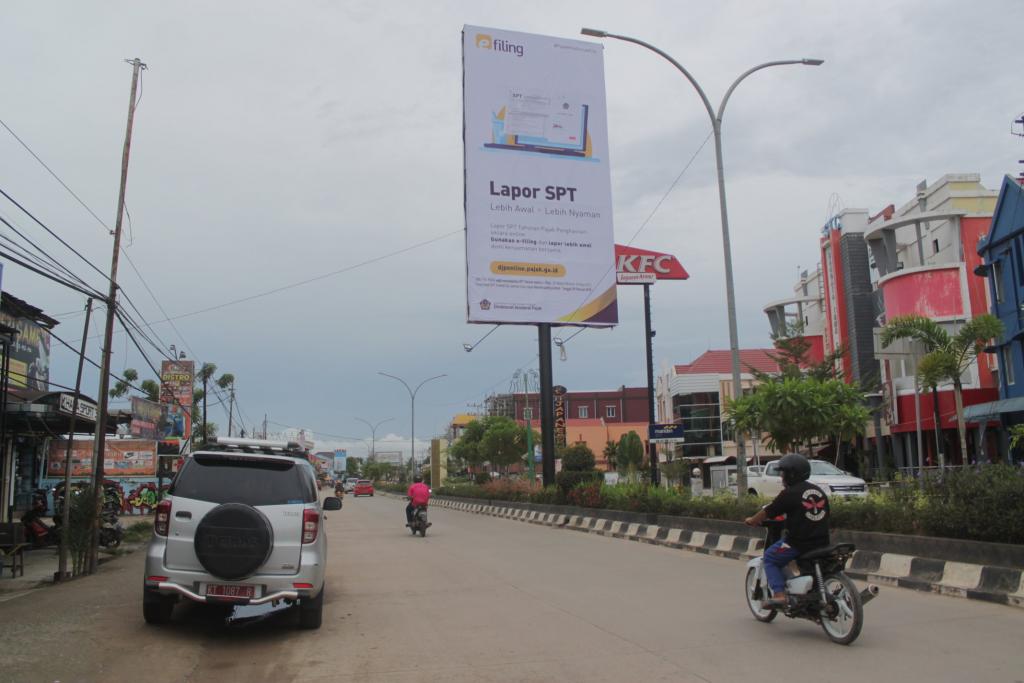 Pemasangan baliho di depan Central Bisnis Sangatta