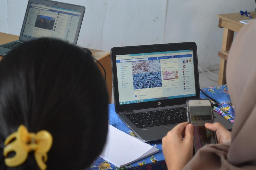 Praktek memasarkan produk melalui Facebook