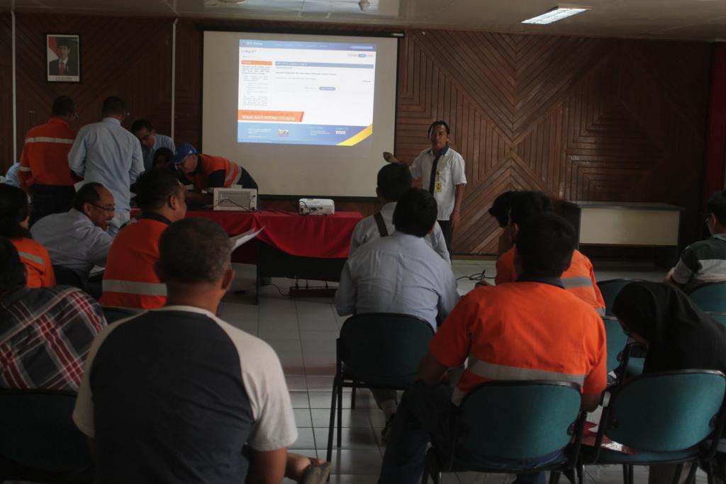 Pemateri memandu e-filing bersama-sama