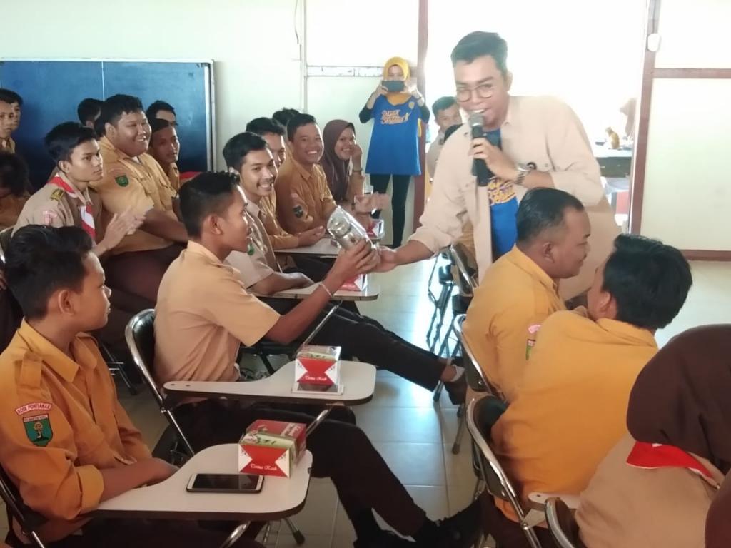 Gunario memberikan hadiah bagi peserta yang aktif.