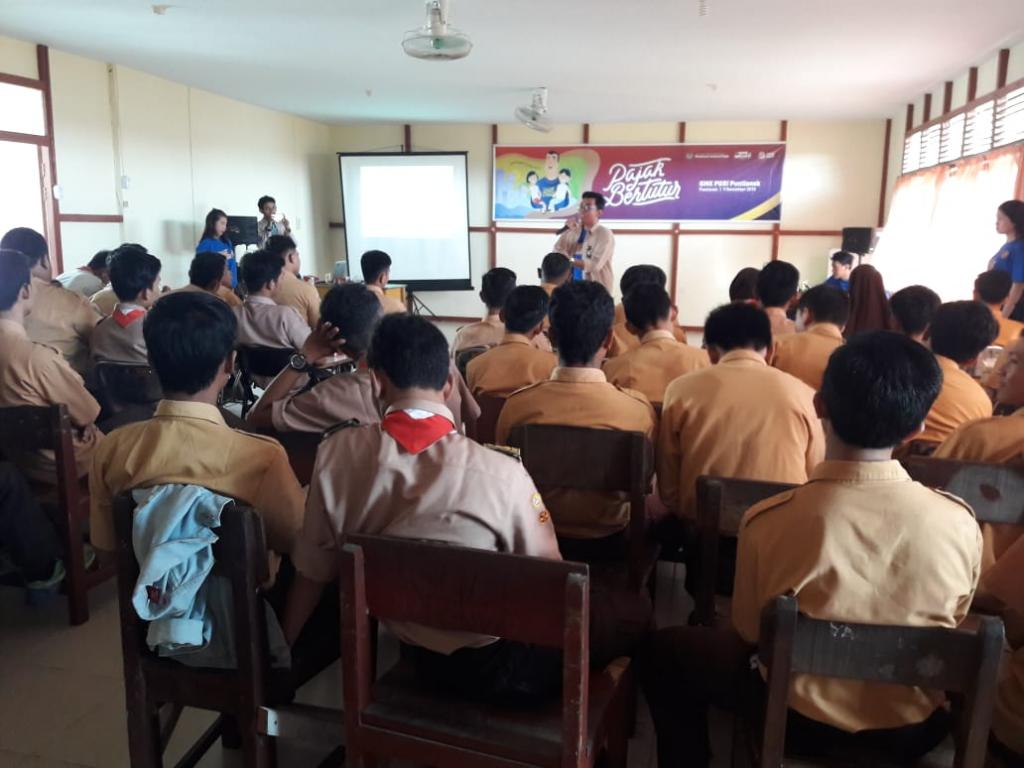 Gunario sedang memberikan materi pajak dan manfaat pajak.