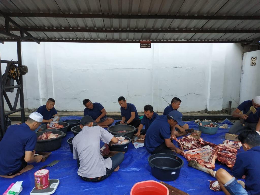 Proses pemotongan daging kurban oleh pegawai non organik KPP Pratama Mempawah.