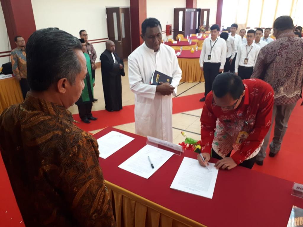 Kakanwil DJP Papua dan Maluku mnyaksikan penandatanganan Saksi Pengambilan Sumpah PNS