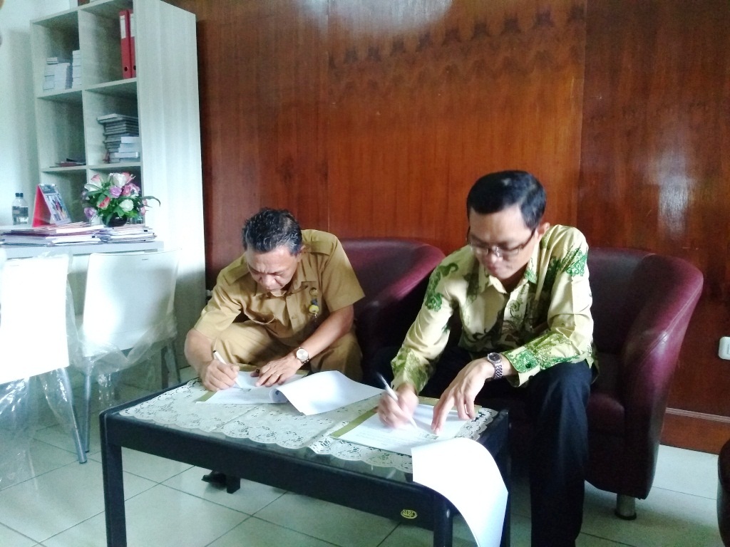 Penandatanganan Perjanjian Kerjasama KSWP oleh Kepala Dinas PTSPPM dan Kepala KPP Pratama Manokwari