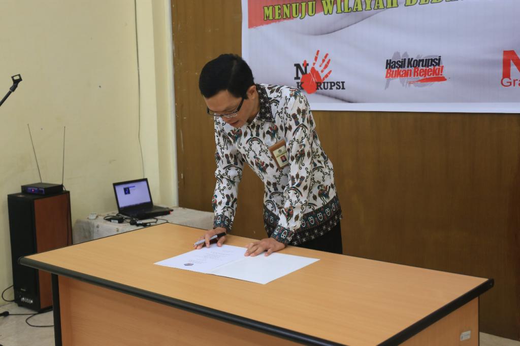 Penandatanganan Piagam Pencanangan oleh Kepala KPP Pratama Manokwari