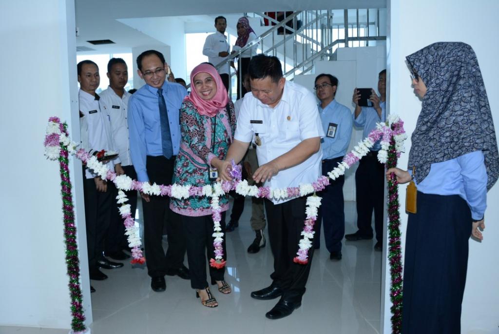 Pengguntingan Pita Peluncuran Pelaksanaan KSWP oleh Plt. Walikota Bandar Lampung M Yusuf Kohar