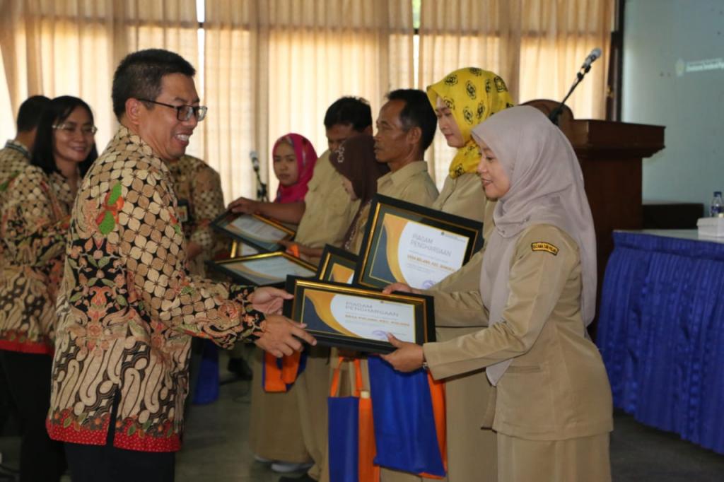 Pemberian Penghargaan Kepada Bendahara Desa dengan Pelaporan Perpajakan Terbaik