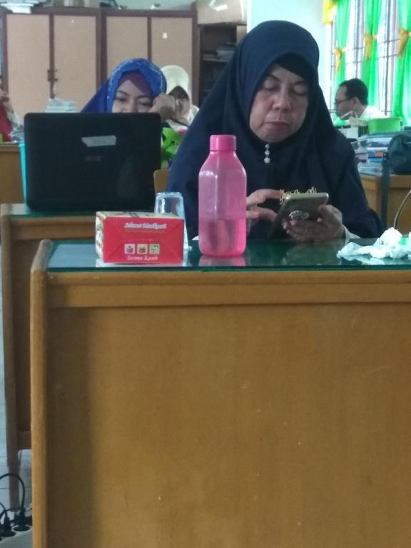 Pengisian e-Filing Bareng dipandu oleh Nara Sumber dan peserta tampak serius