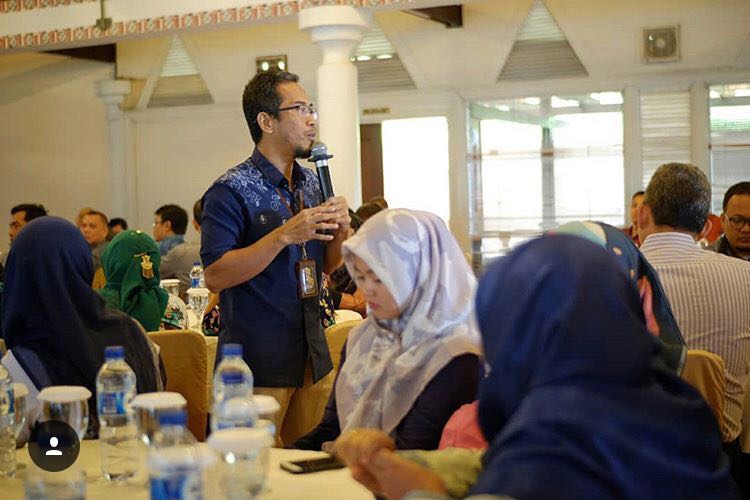 Riza Almanfaluthi memaparkan materi Pengelolaan Medsos dan Jurnalistik