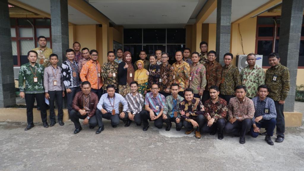 Para Peserta Berfoto Bersama Seusai Acara