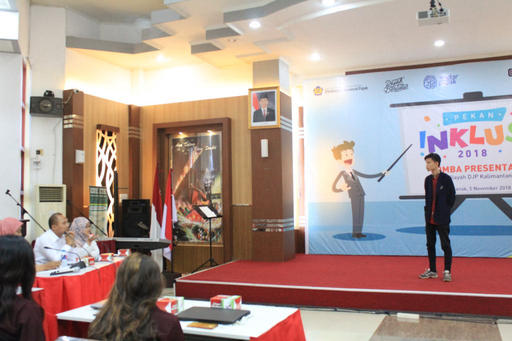 Peserta sedang mendengarkan pertanyaan dari dewan Juri.