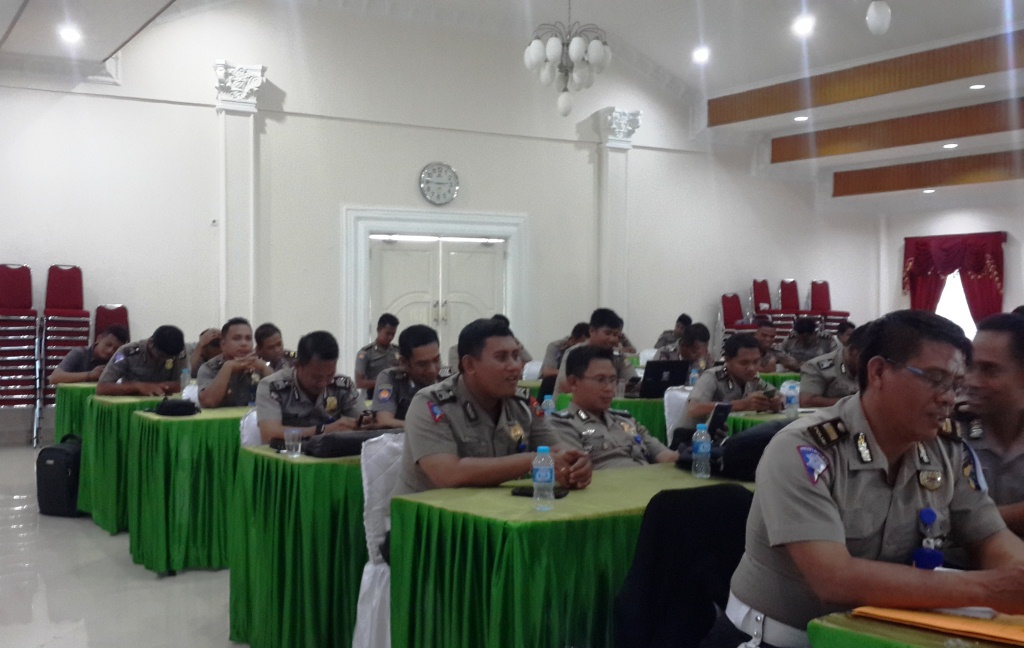 Peserta kegiatan menyimak penjelasan materi e-filing