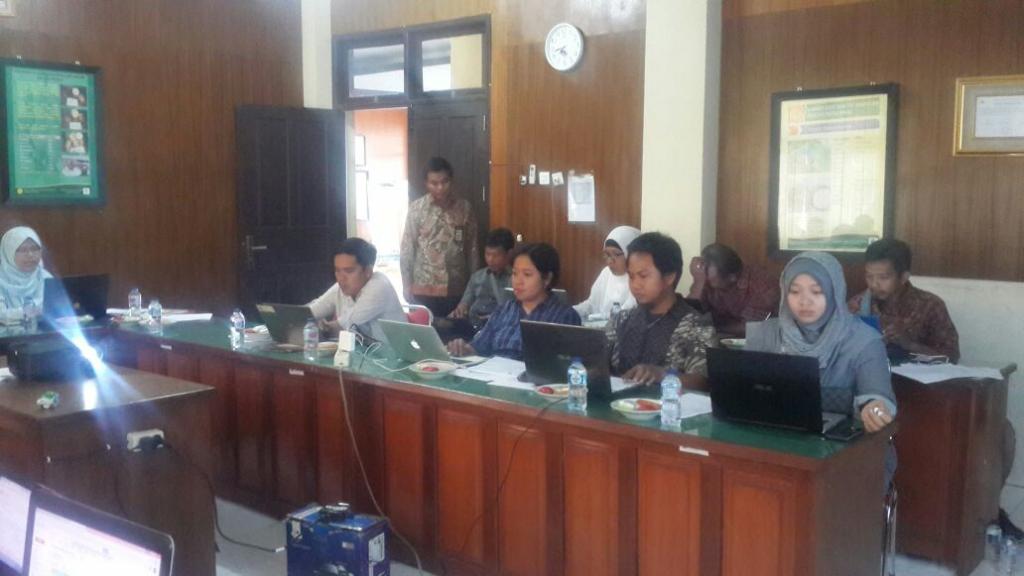 Peserta sosialisasi e-filing sedang mengisi SPT bersama