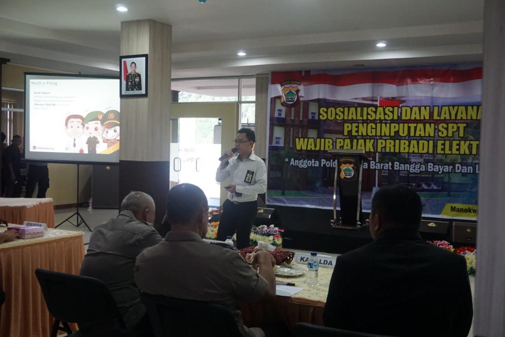 Petugas KPP Pratama Manokwari menyampaikan materi penyuluhan pengisian SPT Tahunan secara efiling